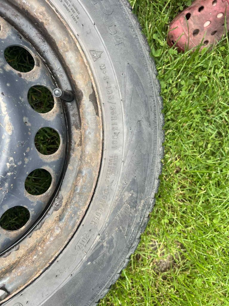 Opony zimowe nokian z felgami 185/65/R15
