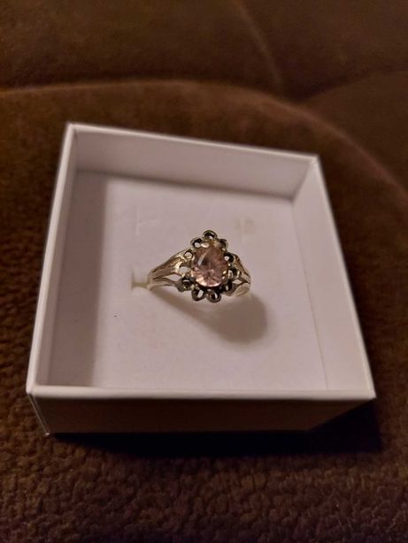 stary srebrny pierścionek różowa cyrkonia