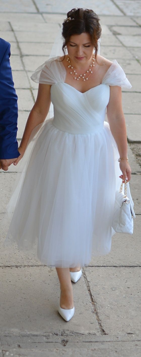 Весільна сукня на корсеті міді