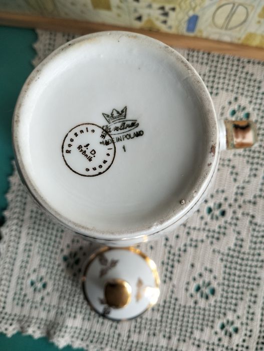 Porcelanowy dzbanek ze złoceniami; Karolina; okres PRL; ok.21cm. wys.