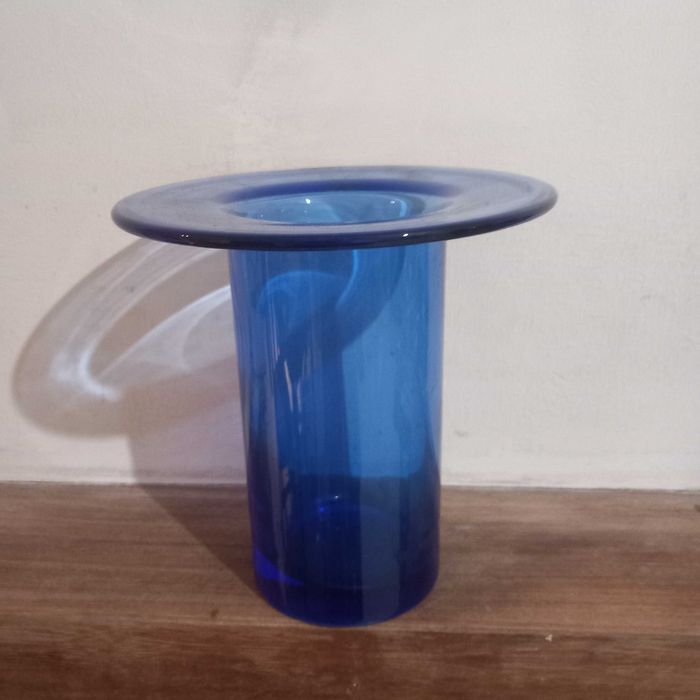 Jarra em vidro azul forma de cartola