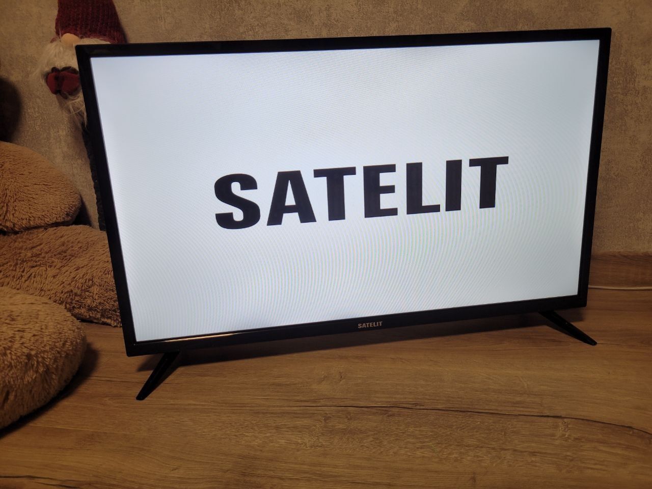 SATELIT Smart TV 32" з кронштейном