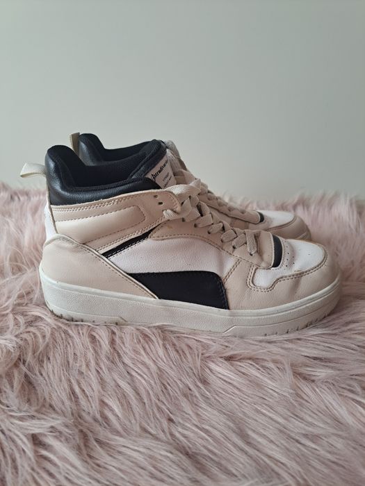 Jasne buty sneakersy