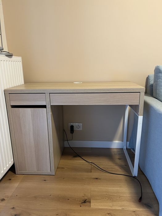 Biurko Micke Ikea - dąb bejcowany na biało