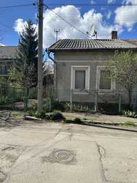 Продам половину будинку з земельною ділянкою в центрі  вул Бандери