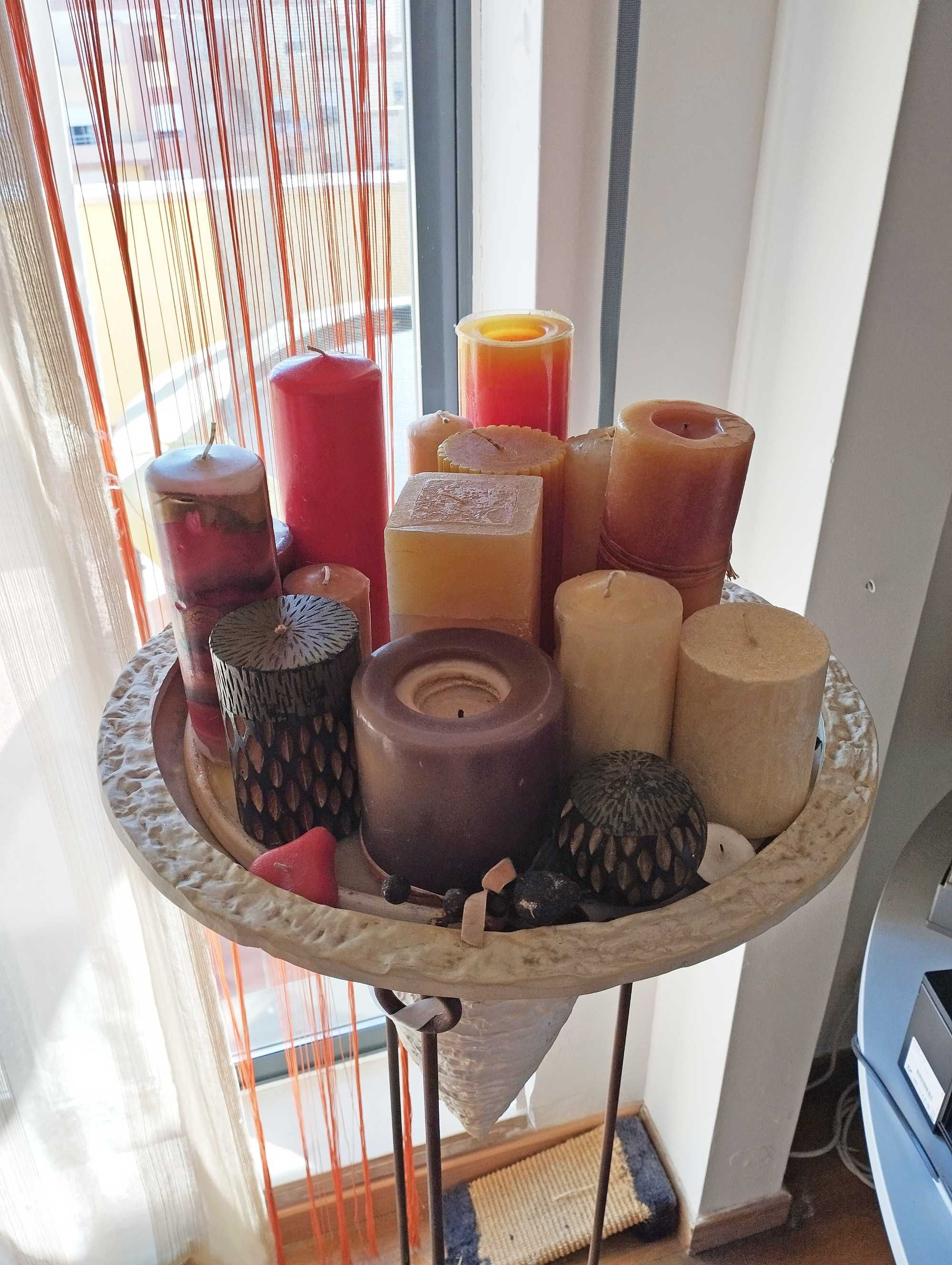 Suporte vertical para velas com ânfora invertida