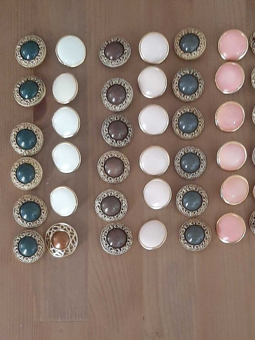 143 Botões de vários tamanhos, tipos e cores