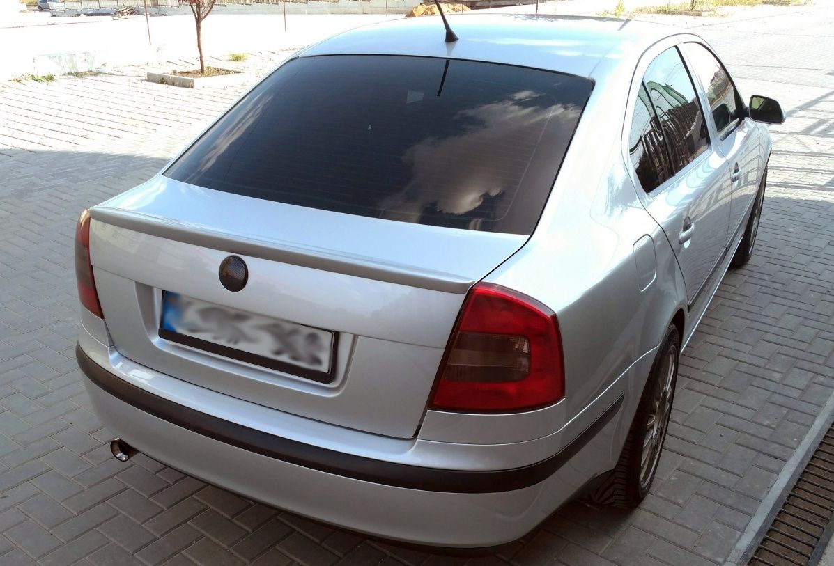 Продам лип спойлер Skoda Octavia A5 серебристый металлик