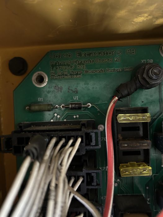 Płyta biezpieczników do koparki Volvo EW140