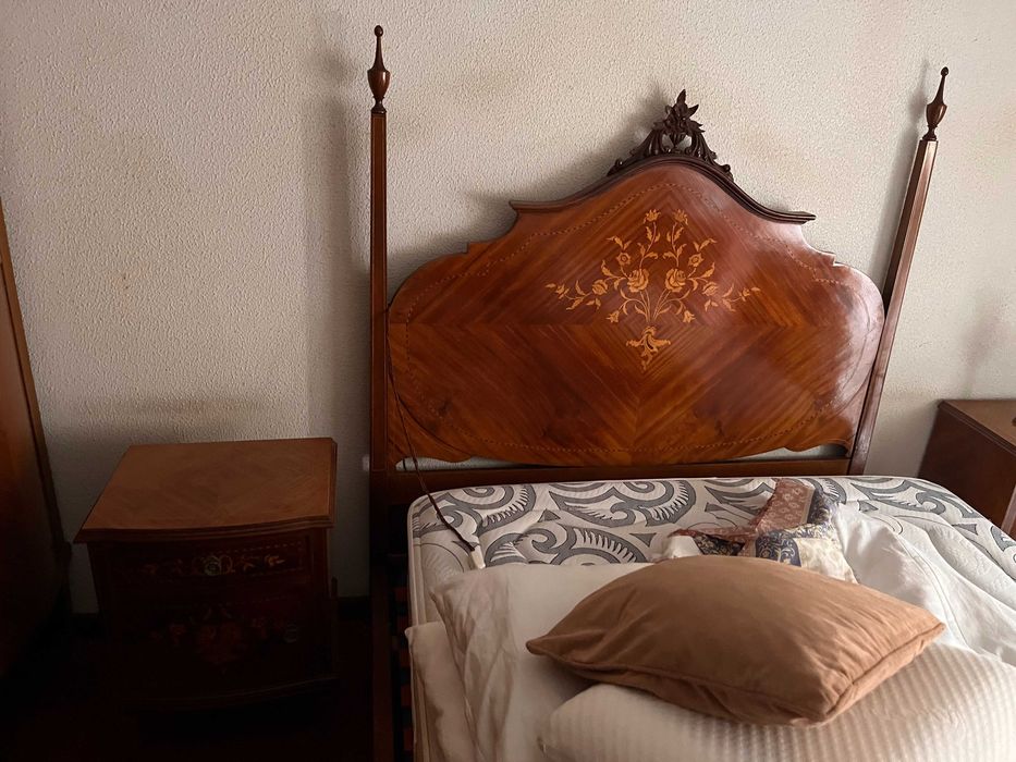 Cama antiga em bom estado