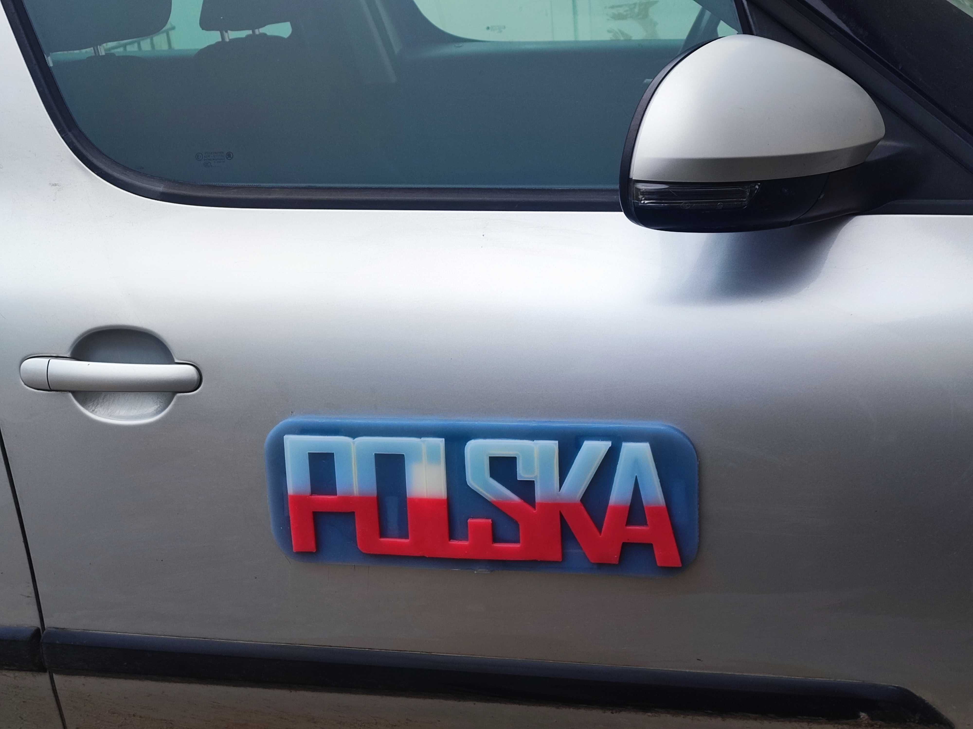 Magnetyczny napis POLSKA – wyjątkowy gadżet dla Twojego auta!