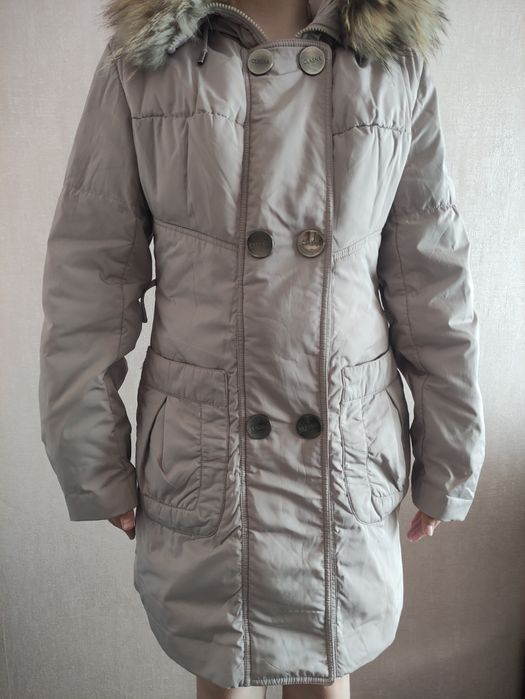 Продам зимнюю курточку с капюшоном с натуральным мехом