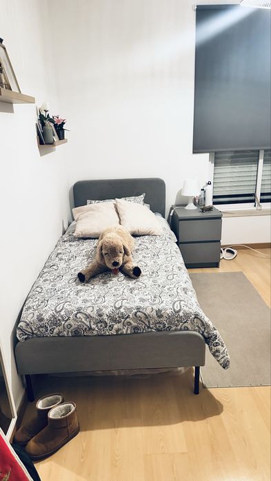 Cama individual, colchao e meaa de cabeira