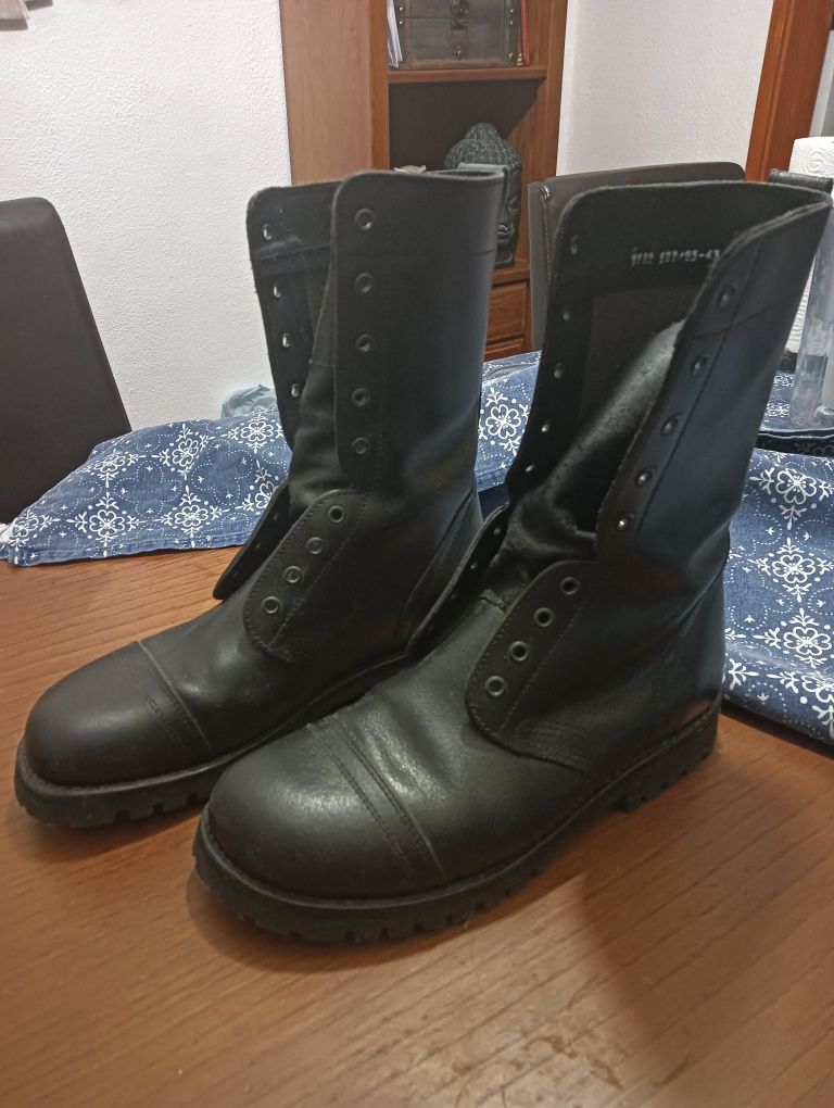 Botas pretas n° 43