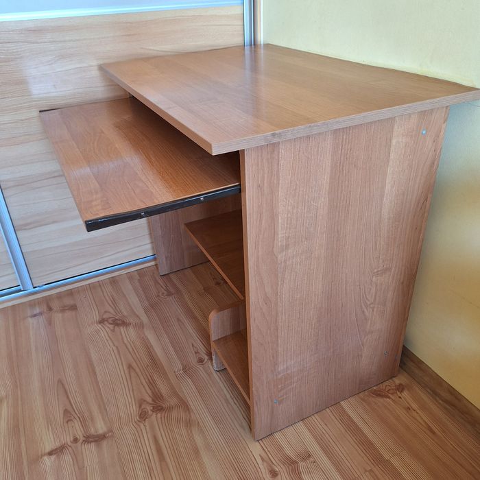 Biurko pod komputer laptopa