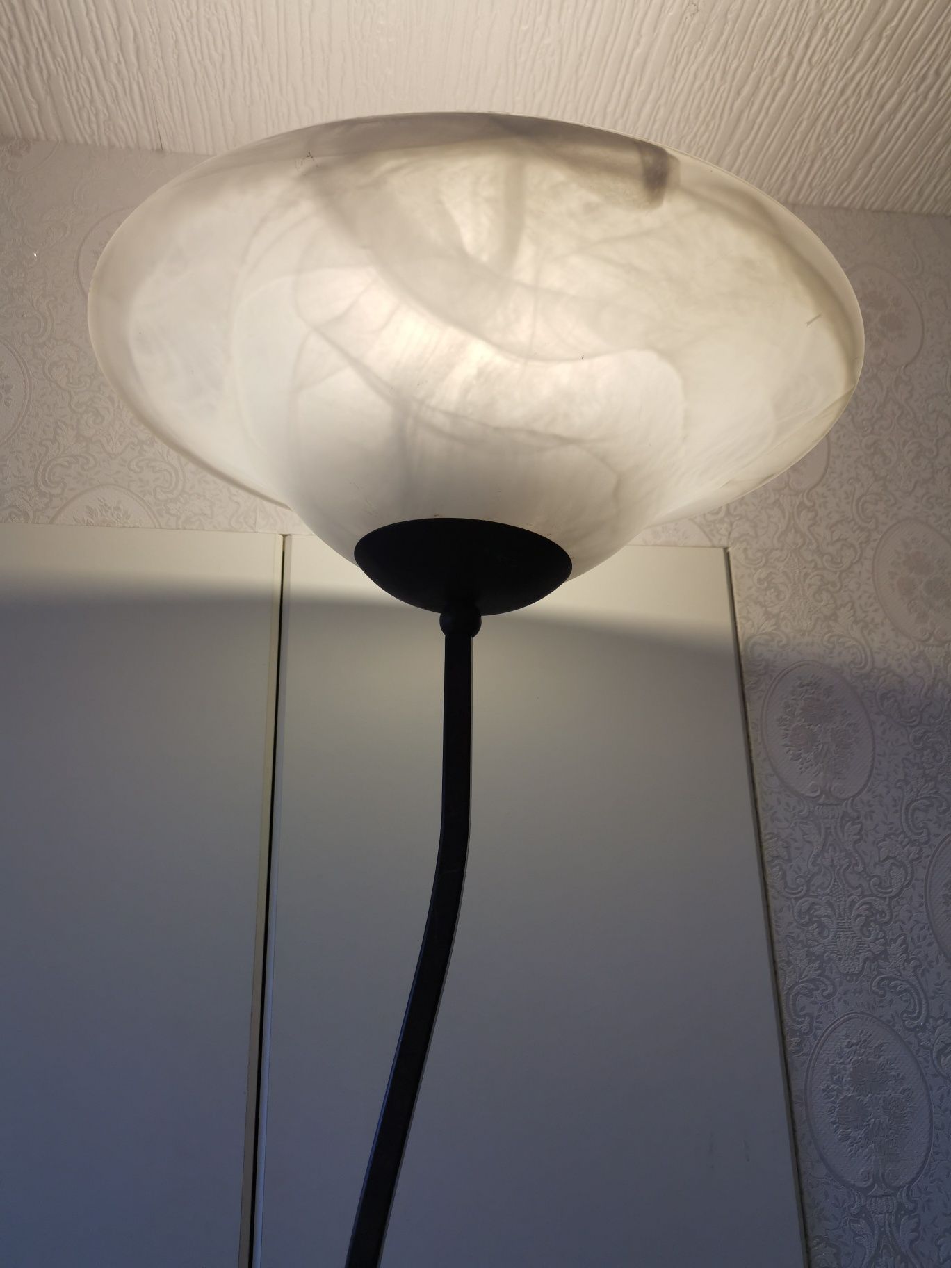 Metalowa lampa podłogowa z mlecznym szkłem