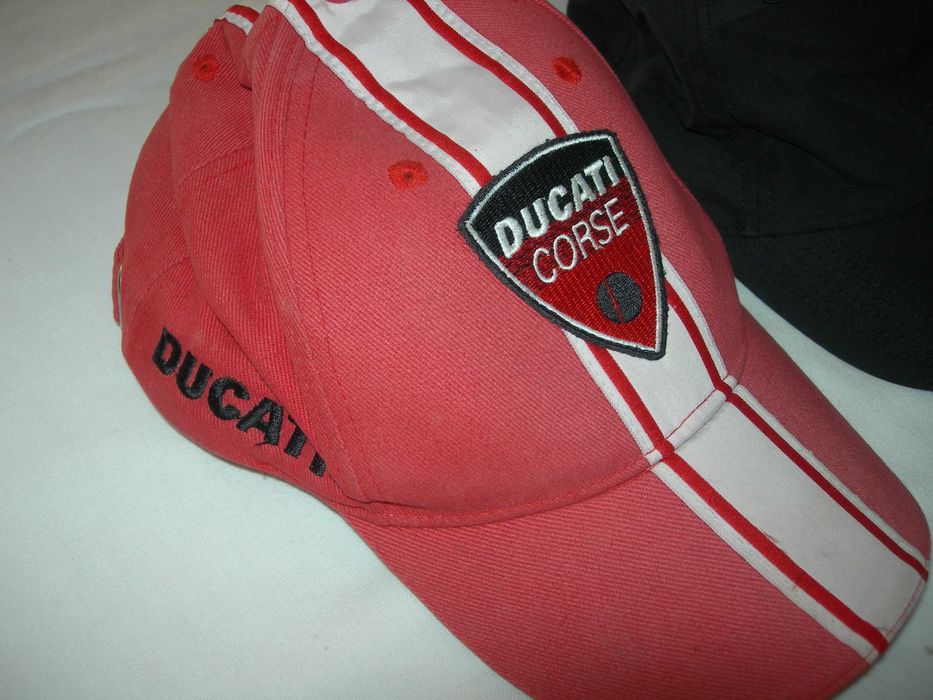 Bonés de pala. Para colocar na cabeça!!