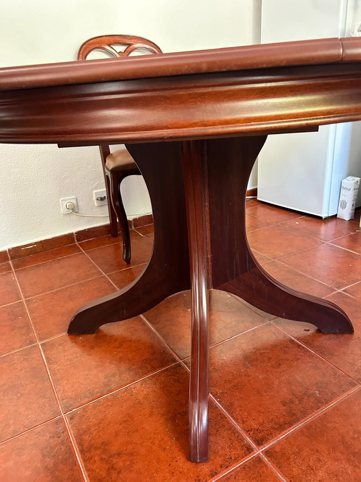 Conjunto Mesa de Jantar Extensível em Mogno com 5 Cadeiras em Couro