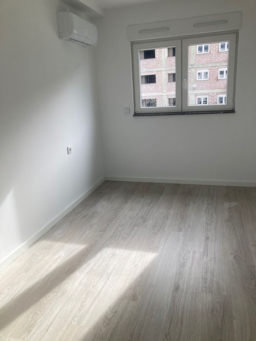 Alugo T2 novo Aradas, próximo Glicinias