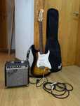 Squier + Amplificador Fender 10G + Bracelete + Mala