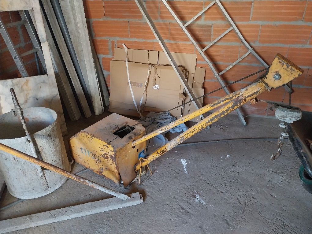 Grua de mineiro balde e tripe