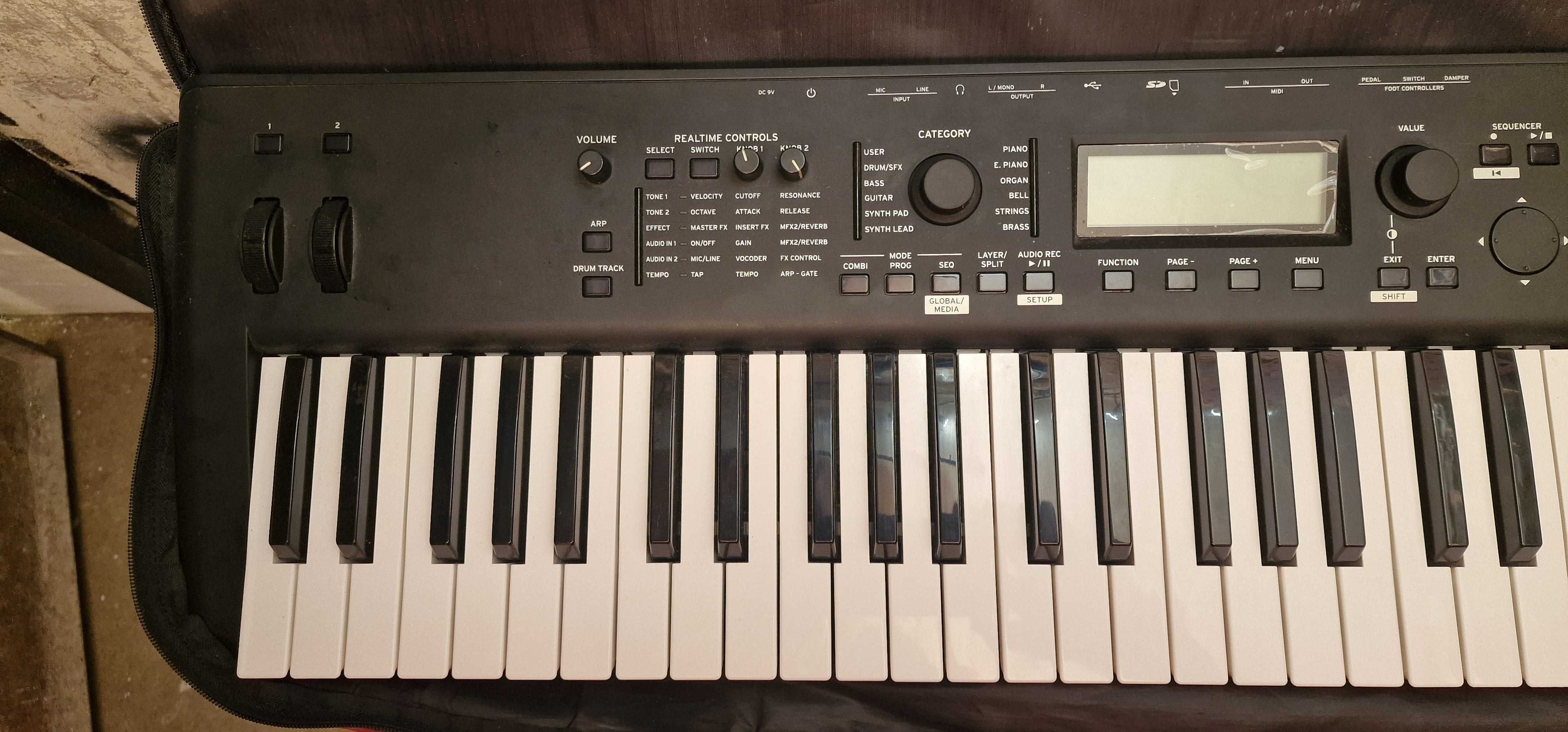 Korg Kross 2 - plus oryginalny czerwony pokrowiec. Stan B.dobry