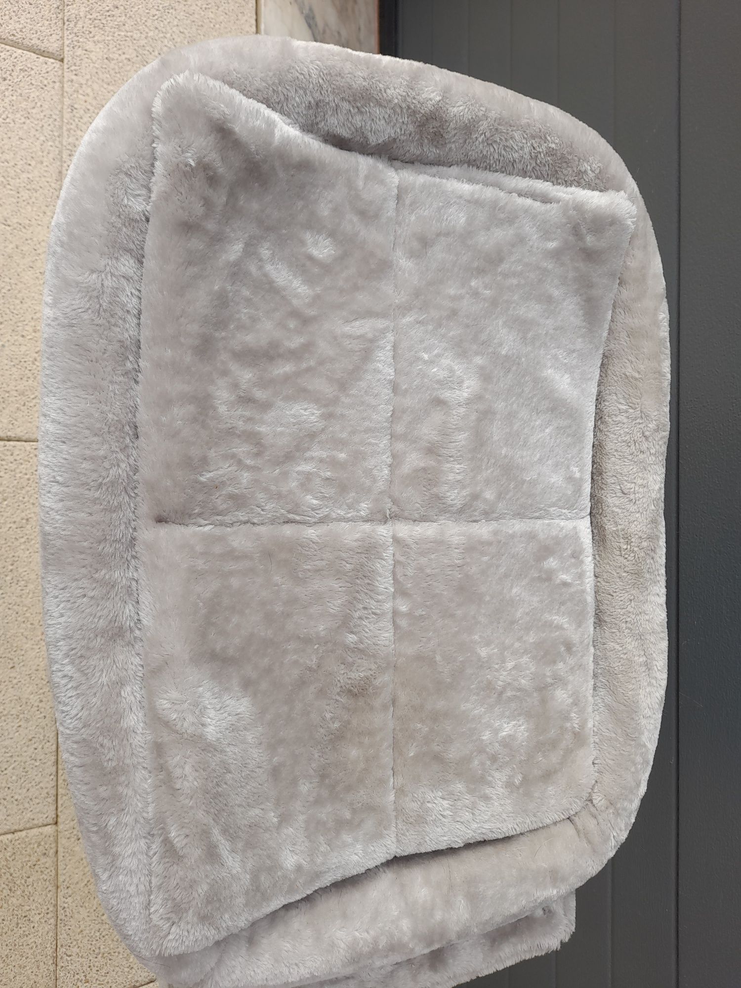Cama para gatos com arranhadores