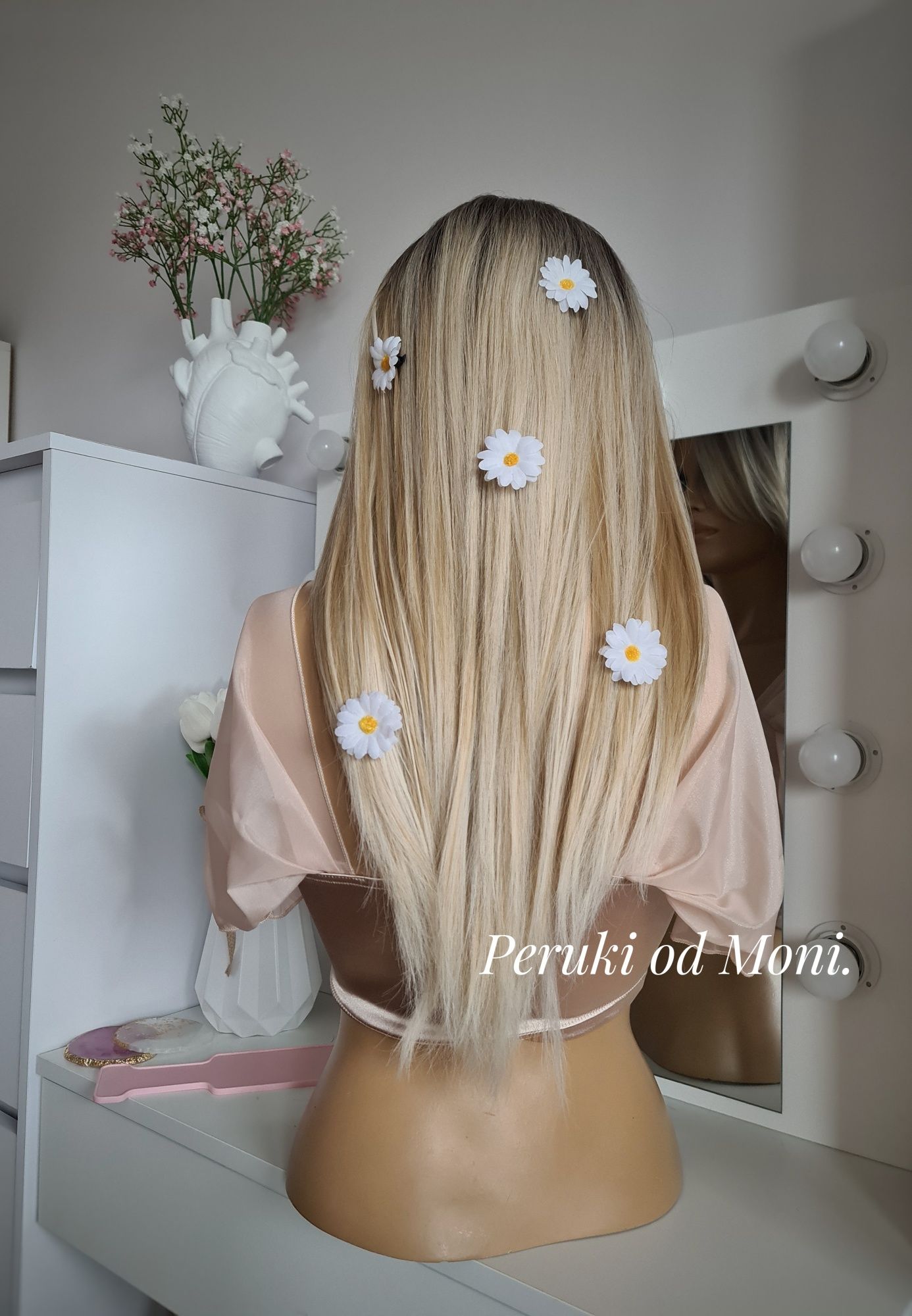 Peruka jasny blond z ciepłym słonecznym blaskiem