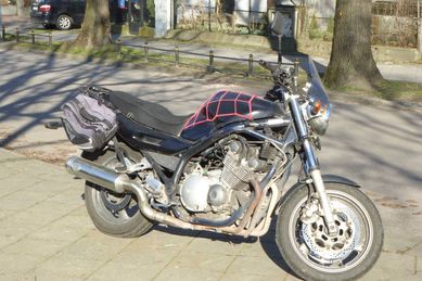 Yamaha XJ 900 Diversion motocykl do wędrówek po drogach i bezdrożach.