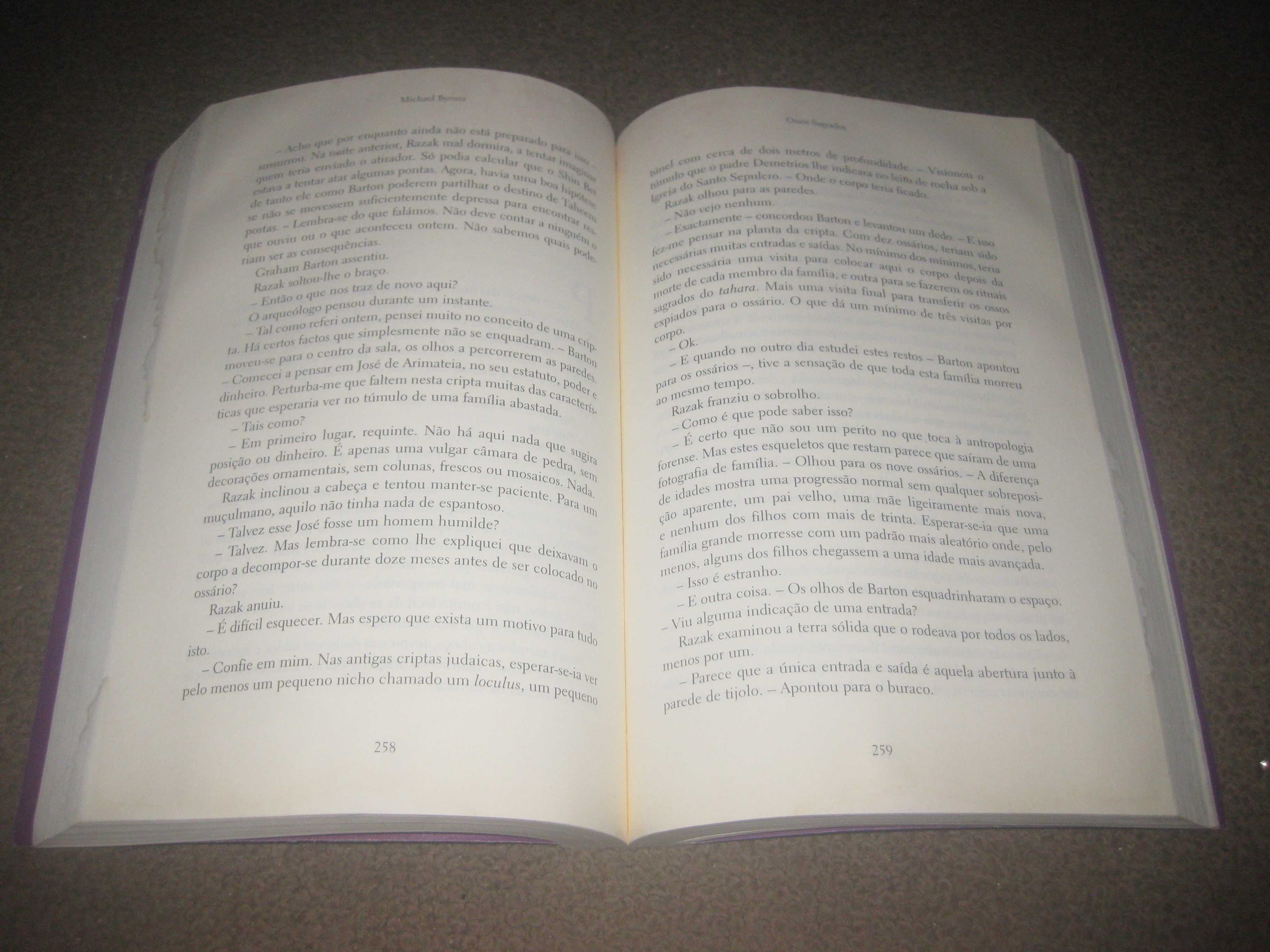 Livro "Ossos Sagrados" de Michael Byrnes