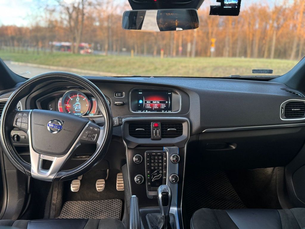 Volvo V40   R-DESIGN