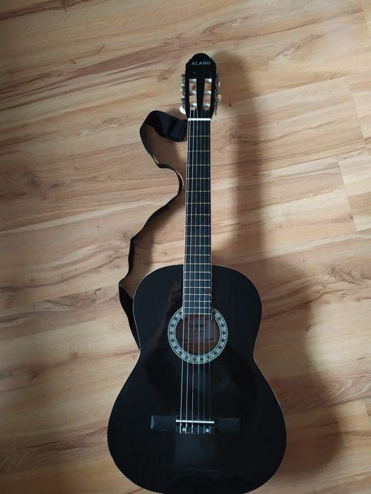 Piękna gitara plus pas