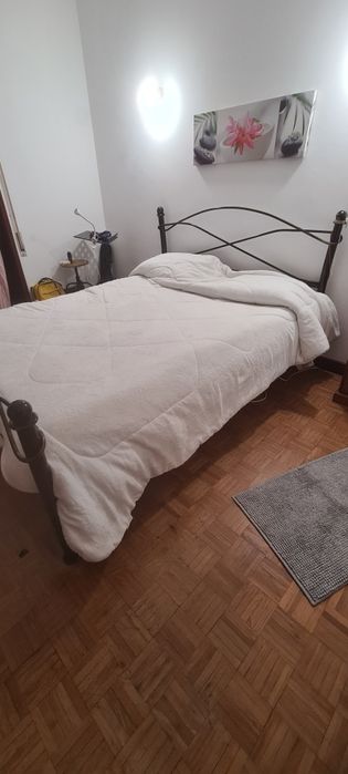 Cama de Casal, em ferro, quase nova, com colchão e cobertor