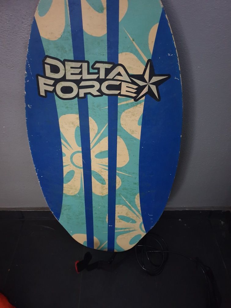 Três pranchas de skiming board