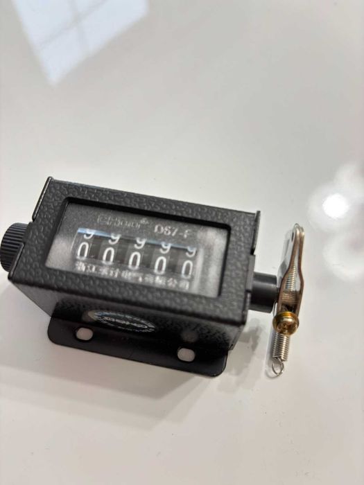 Mechaniczny licznik pociągnięć z czarną obudową