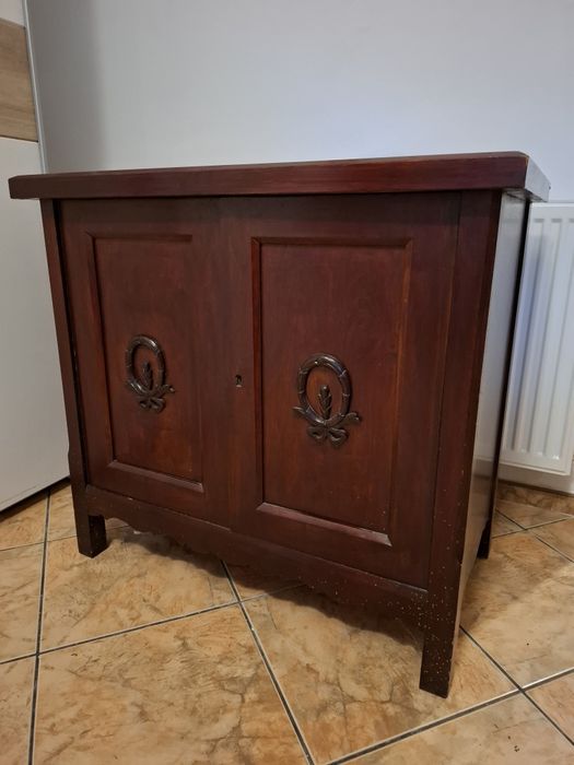 Zabytkowa szafka drewniana - rzeźbiona