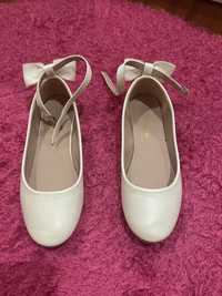 Sapatos brancos de menina