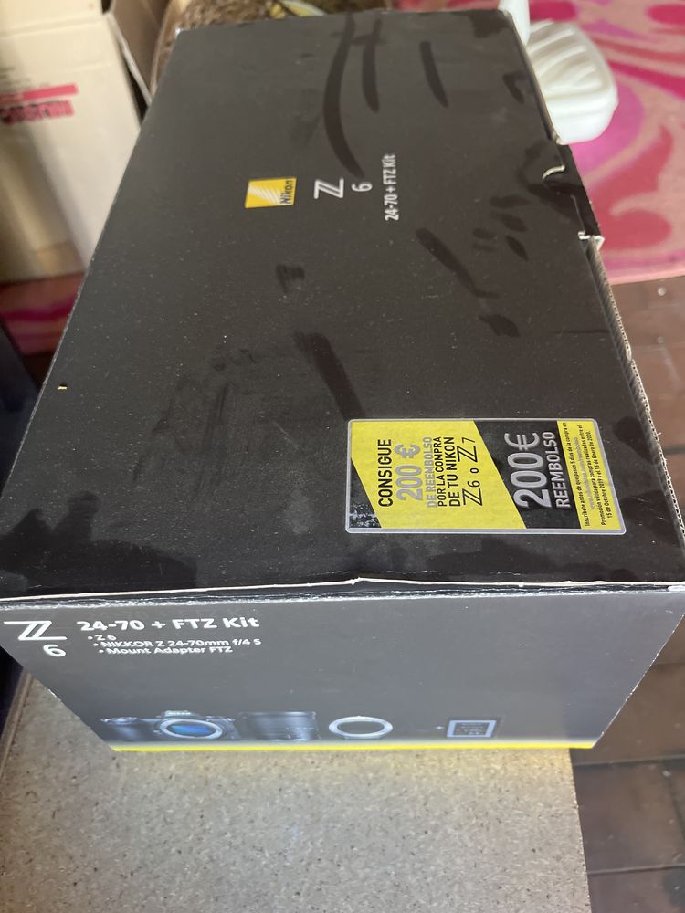 Caixa de Nikon Z6 e 24-70 com acessórios: tampas, pára-sol e alça