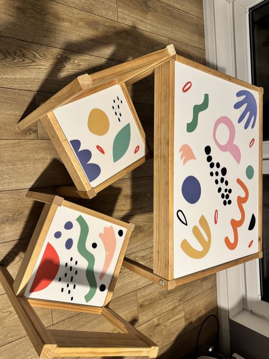 IKEA stolik LATT i 2 krzesełka z kolorowymi naklejkami