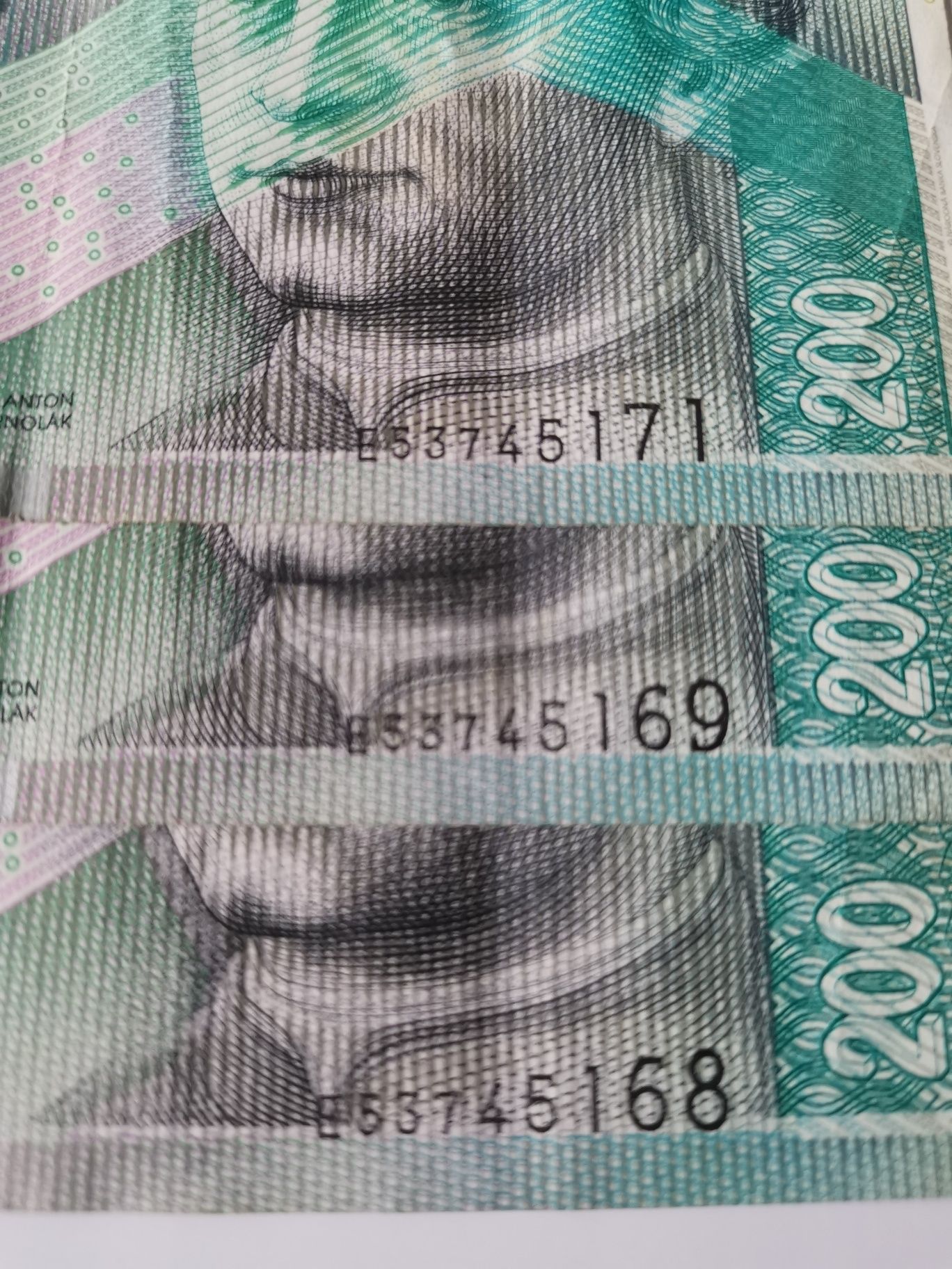 Trzy banknoty po 200 koron słoweńskich z 2002 roku