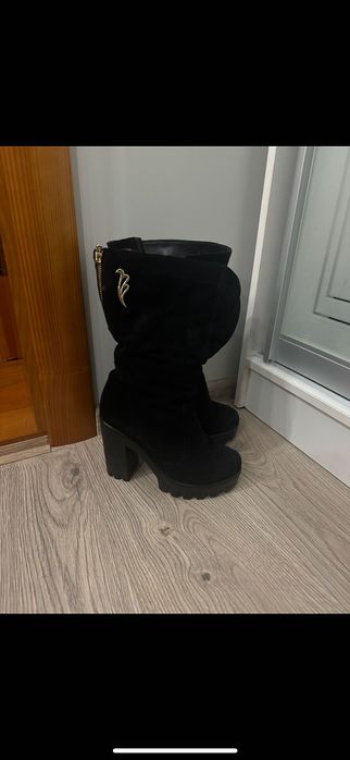 Замшеві чоботи на каблуку