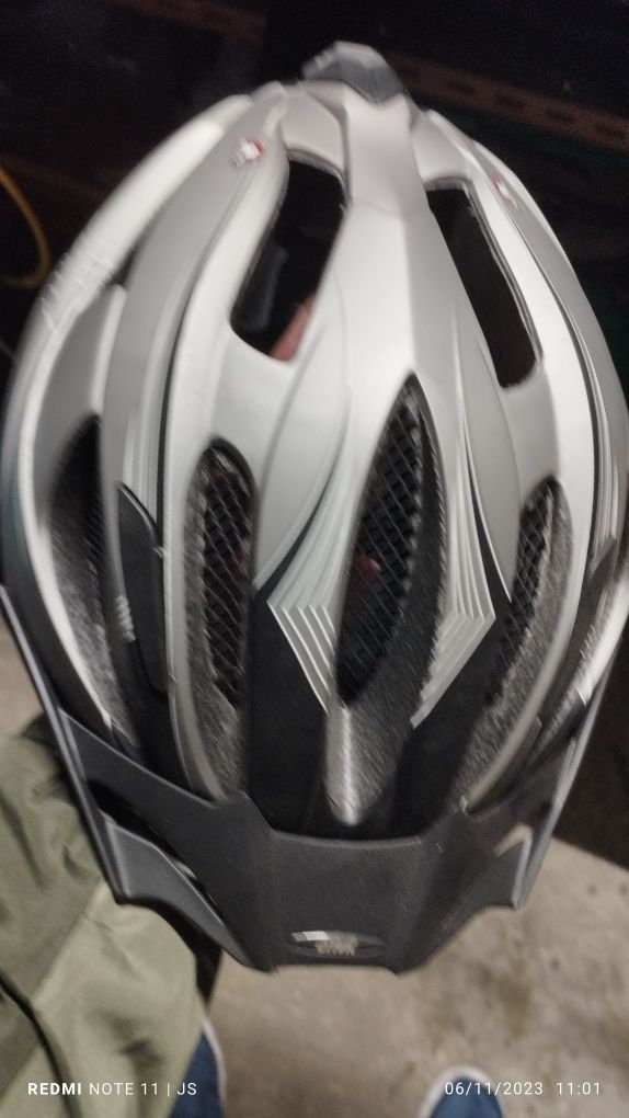 Dois capacetes bicicleta