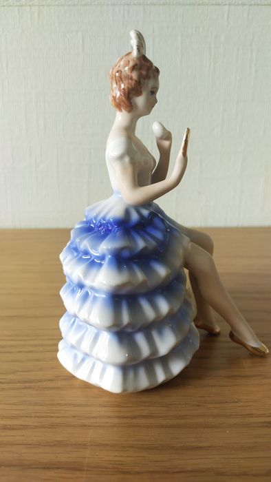 J. Jezela porcelanowa figurka z PRL-u Dama z lustrem