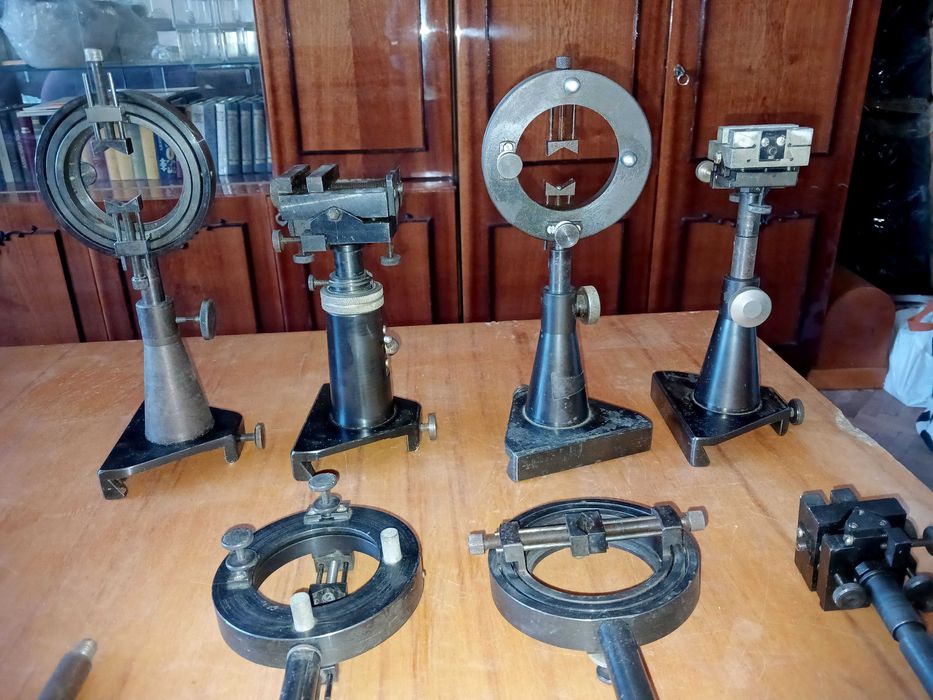 Тримачі оптичних елементів для використання в оптичних лавах і столах