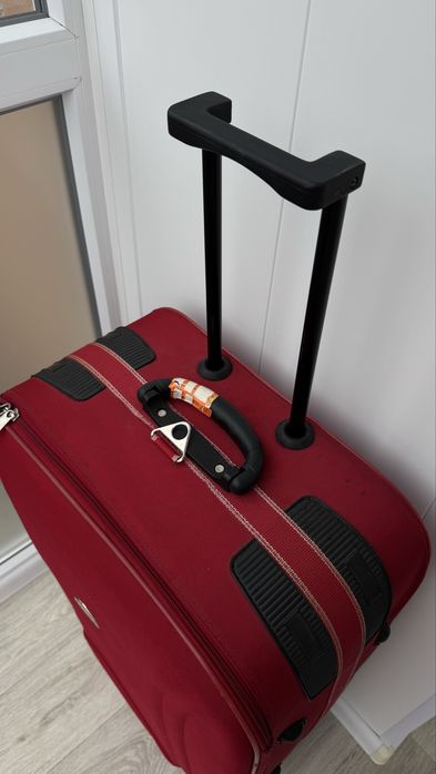 Большой чемодан на колесах