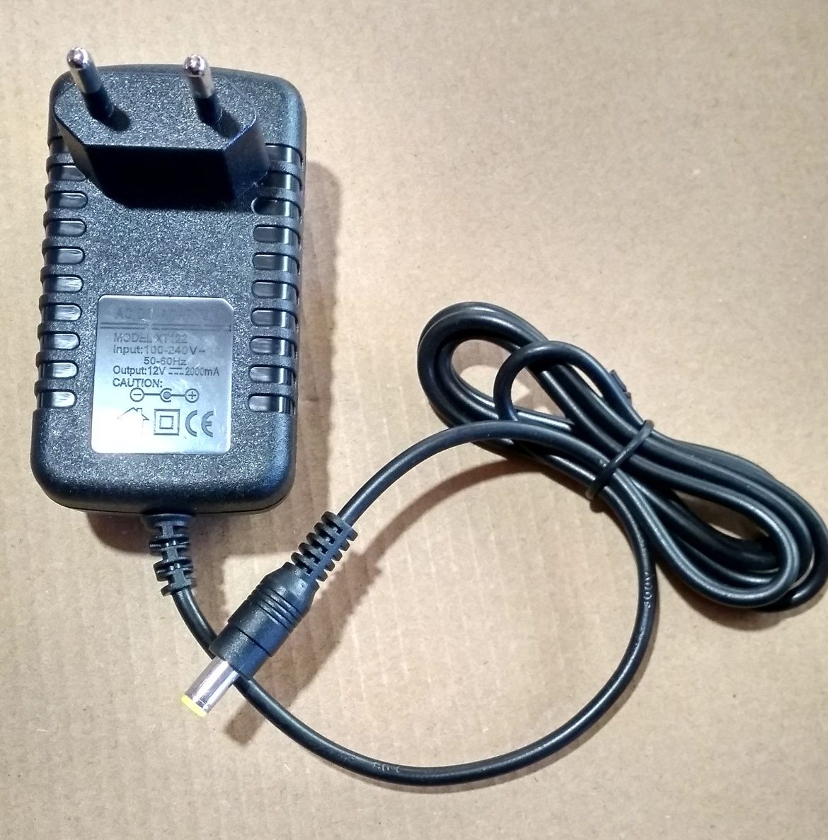 Різні блоки живлення 12V на 1А та 2А.