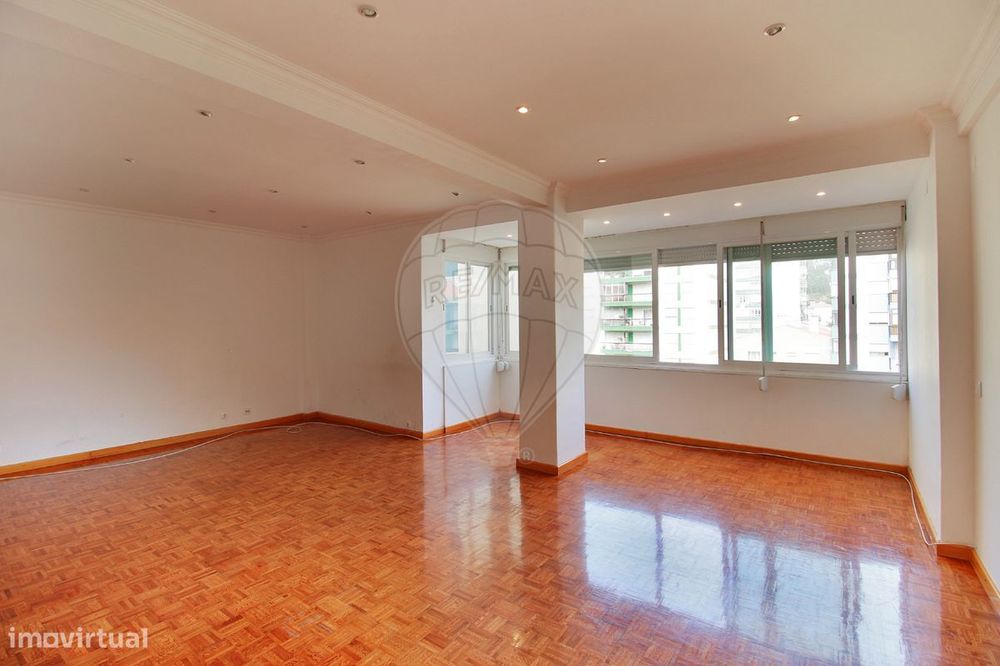 Apartamento T4 para arrendamento