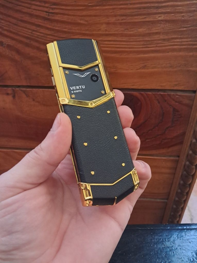 Мобильный телефон VERTU Signature