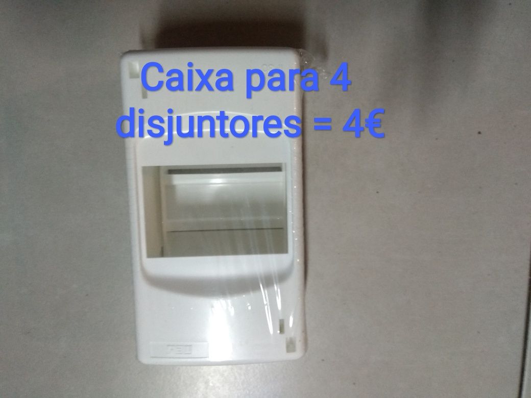 Caixa para disjuntores e porta fusiveis