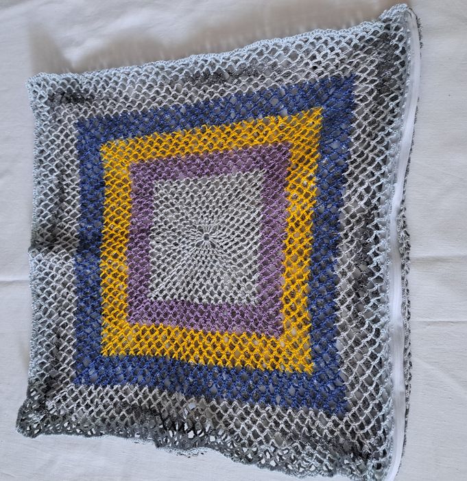 Sprzedam ręcznie robioną poduszkę na szydełku